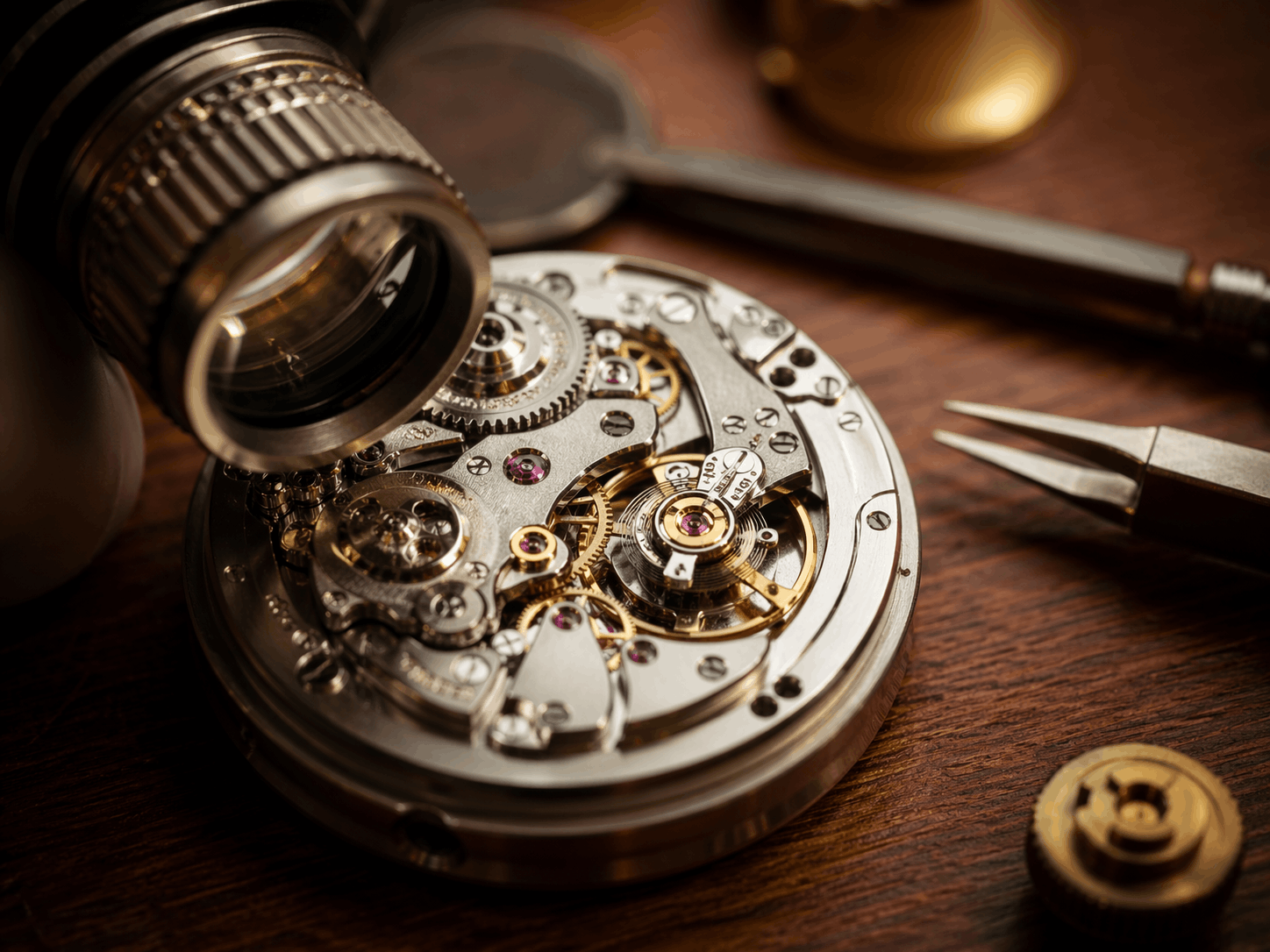 Механизм часов под увеличением на рабочем столе